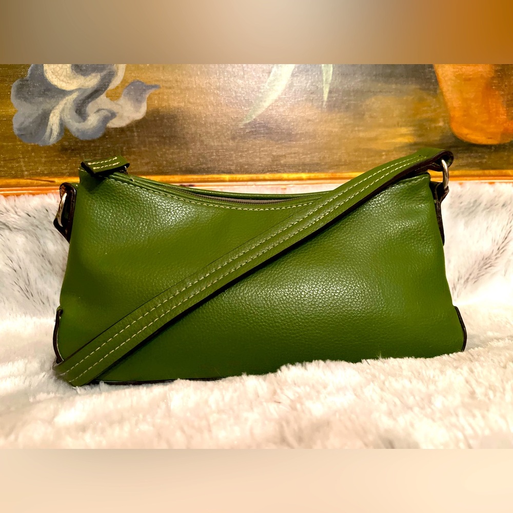 GREEN PEBBLE LEATHER SWING BAG w/TOP ZIP & STRAP